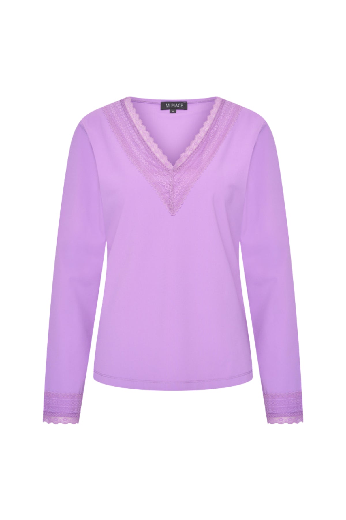 Luchtige reis top van Mi Piace met kanten details in hyacintkleur, perfect voor zomerse outfits.