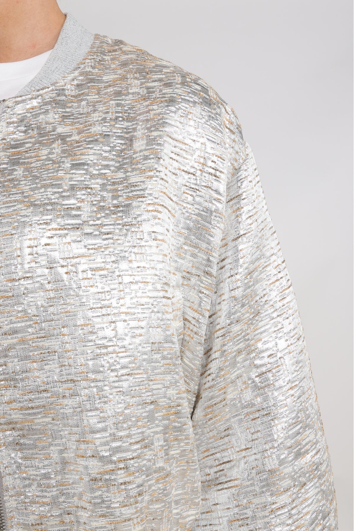 Nukus Babette Silver Camel jas met glanzende afwerking en warme voering, geschikt voor dames, casual stijl.