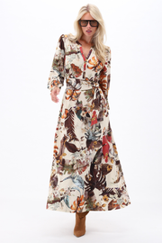 Lange maxi jurk van K-design met botanische print, vloeiende stof en stijlvolle details in een natuurlijke, elegante stijl.