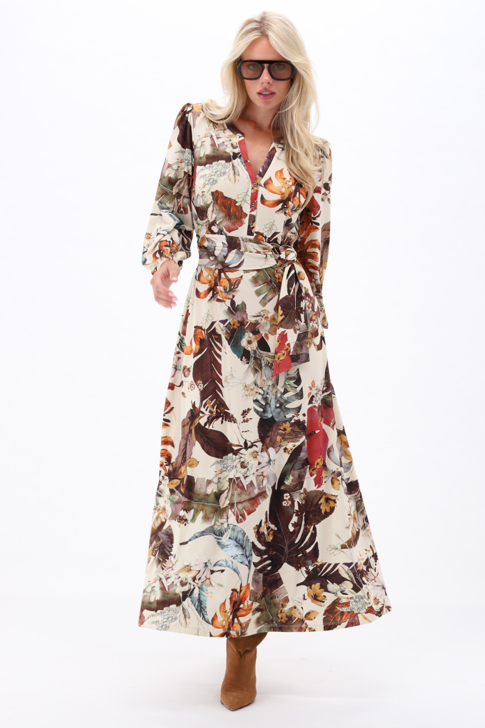 Lange maxi jurk van K-design met botanische print, vloeiende stof en stijlvolle details in een natuurlijke, elegante stijl.