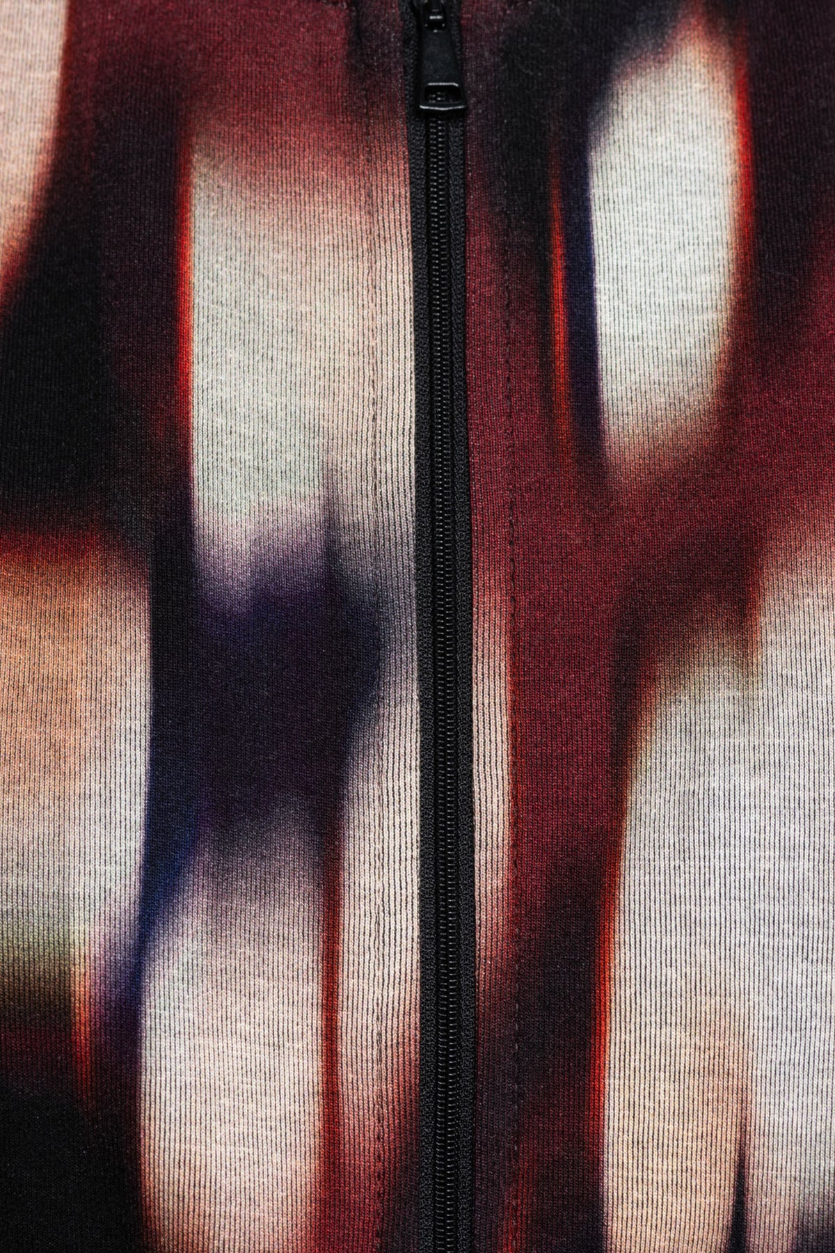 Donkerrode &Co vrouw Diede Faded Big Wine Red Multi jas met oversized pasvorm en kleurrijke details, getoond in close-up.