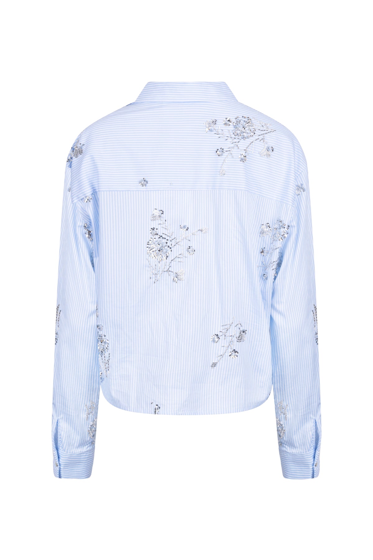 Nukus blouse Adora Stripe Cloudy Offwhite met korte mouwen en gestreept patroon, gedragen door een model.