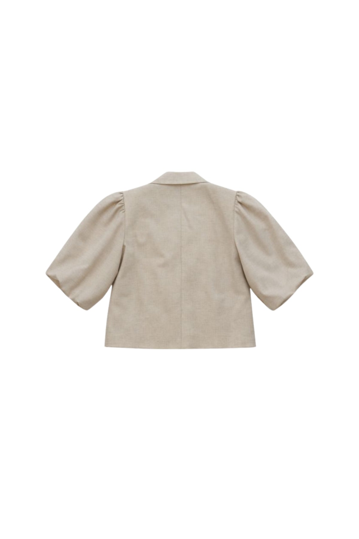 Elvira Casuals Yara Sand Linnen blazer in zandkleur met knoopsluiting en revers, gedragen door een model op de foto