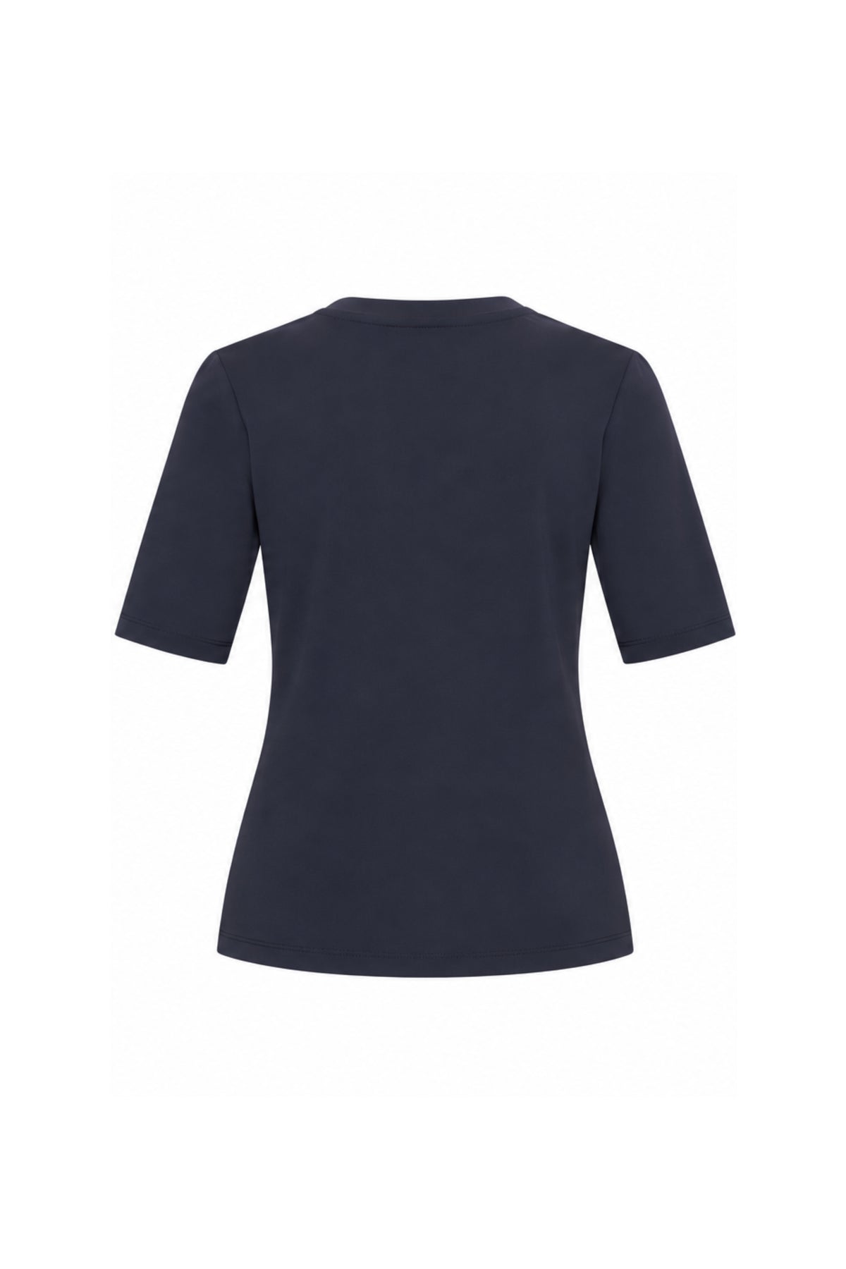 Navy blauwe reis top van Mi Piace, zichtbaar op model, met comfortabele pasvorm en stijlvolle uitstraling.