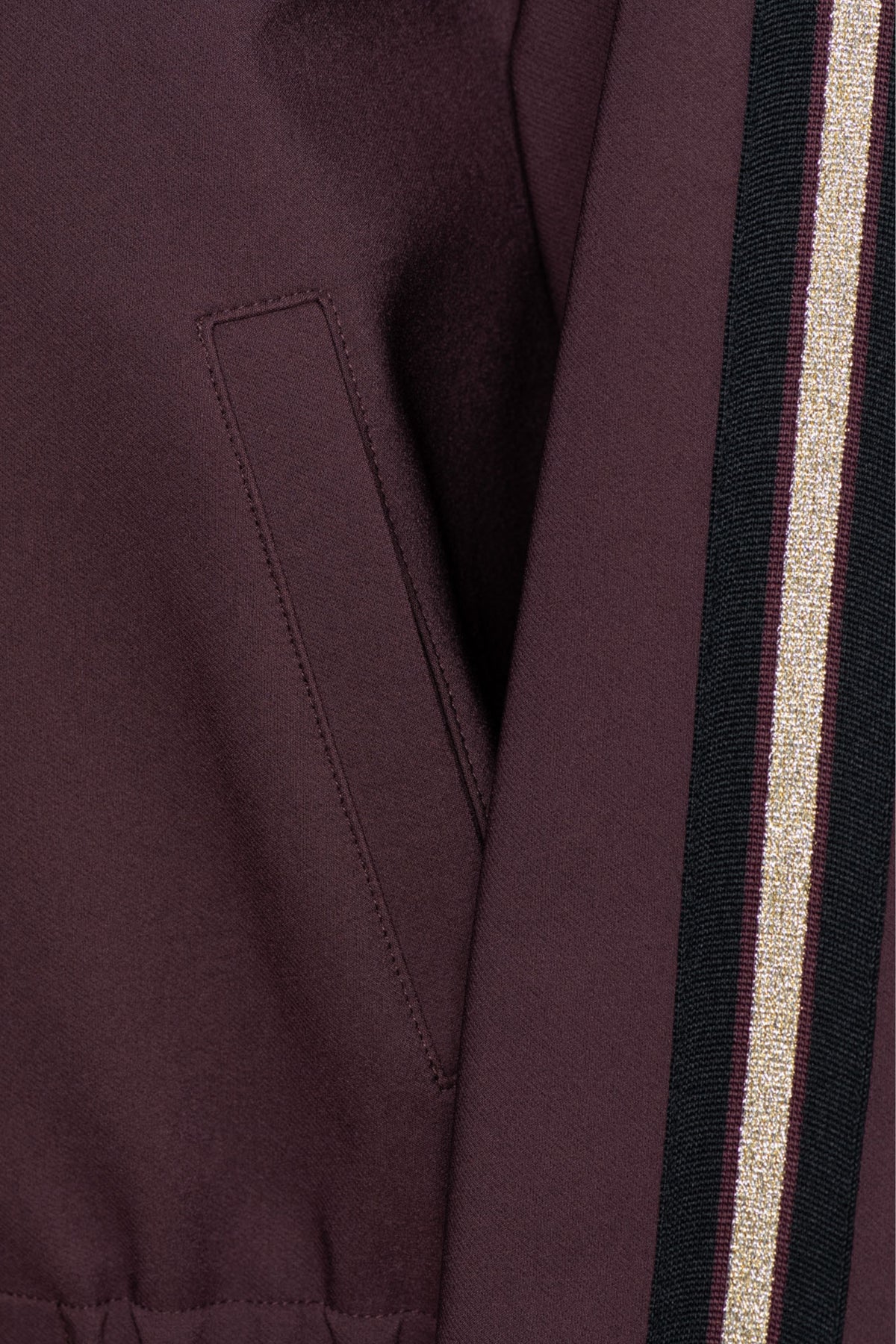 Donkerpaarse Faith Aubergine JA142 jas voor dames van &Co woman, getoond in een close-up op een witte achtergrond