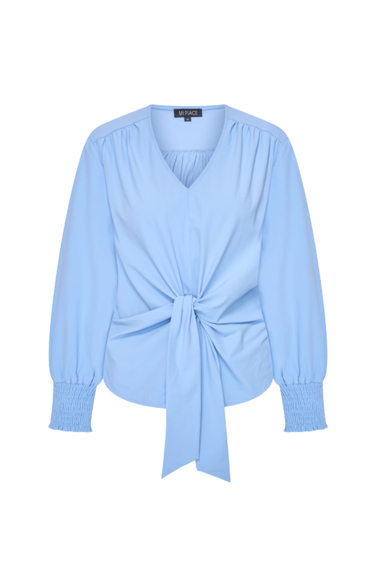 Mi Piace Travel Top Knotted Della Blue, lichtblauwe top met knoopdetail, geschikt voor casual en vakantiekleding.