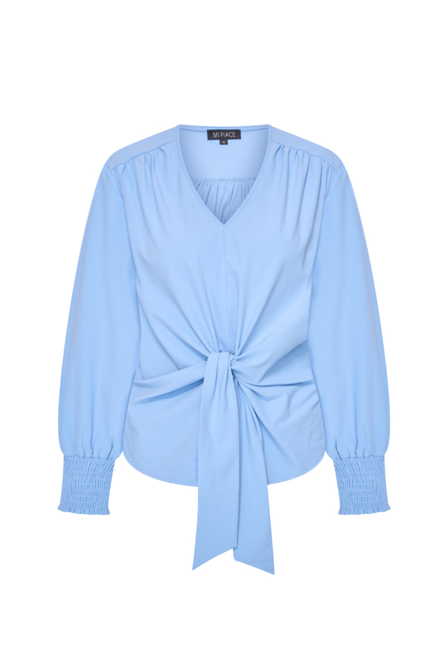 Mi Piace Travel Top Knotted Della Blue, lichtblauwe top met knoopdetail, geschikt voor casual en vakantiekleding.