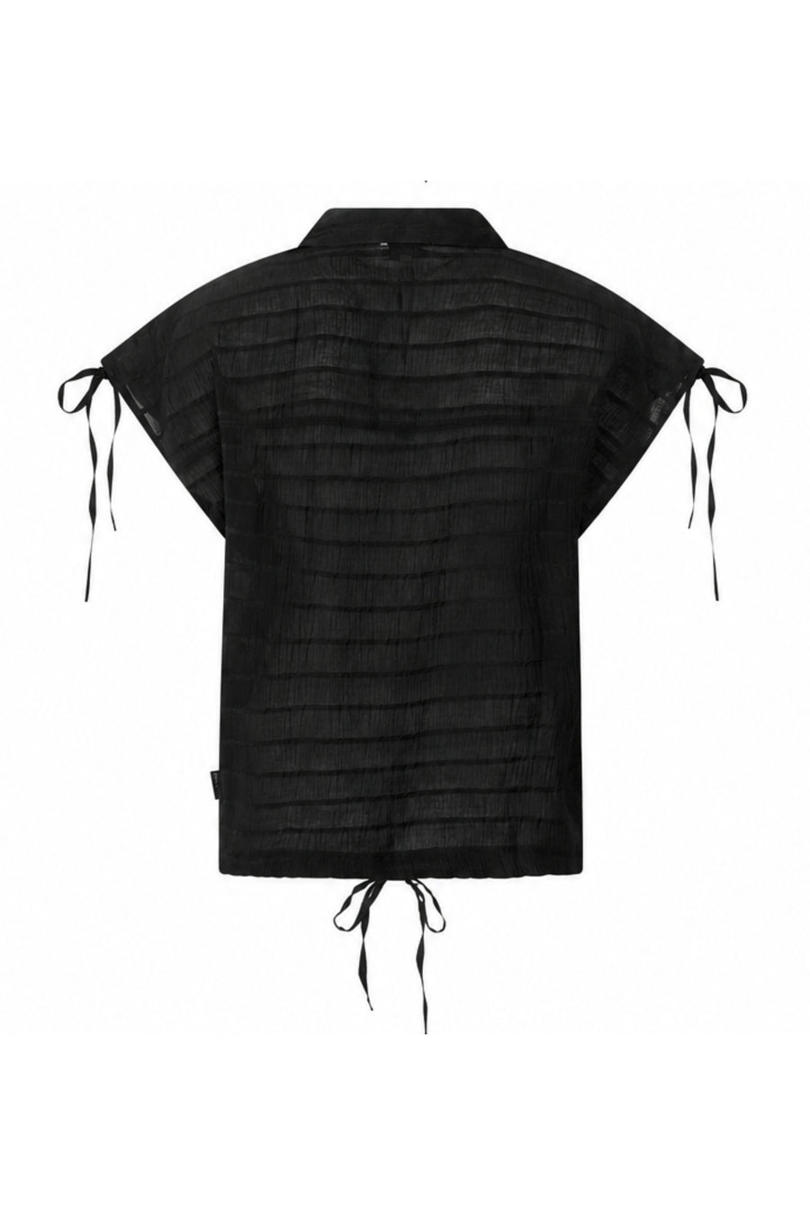 Zoso blouse Anna Black 263, stijlvolle zwarte blouse met ronde hals en lange mouwen, gedragen door een model.
