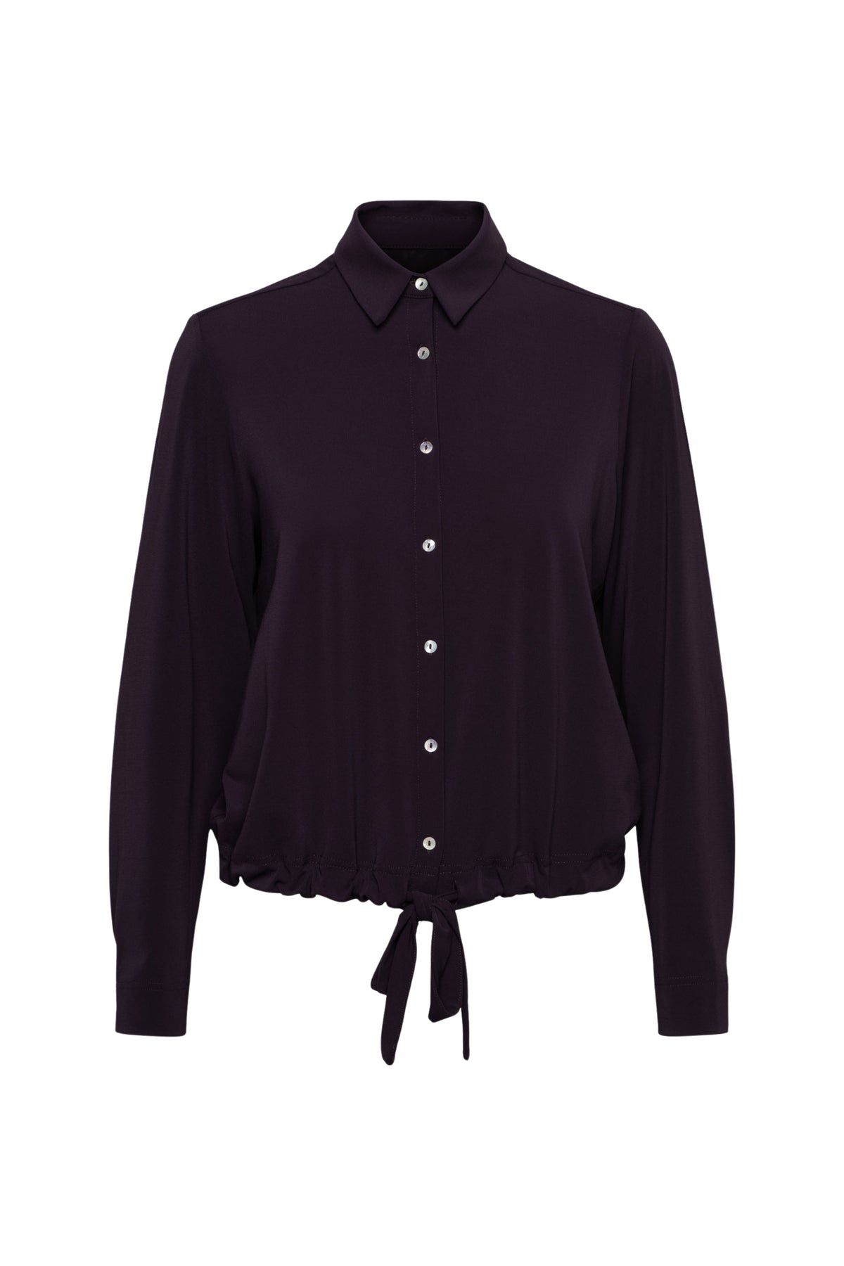 Donkere paarse blouse Lotus Deep Plum van &Co woman met lange mouwen en ronde hals, gedragen door een model.