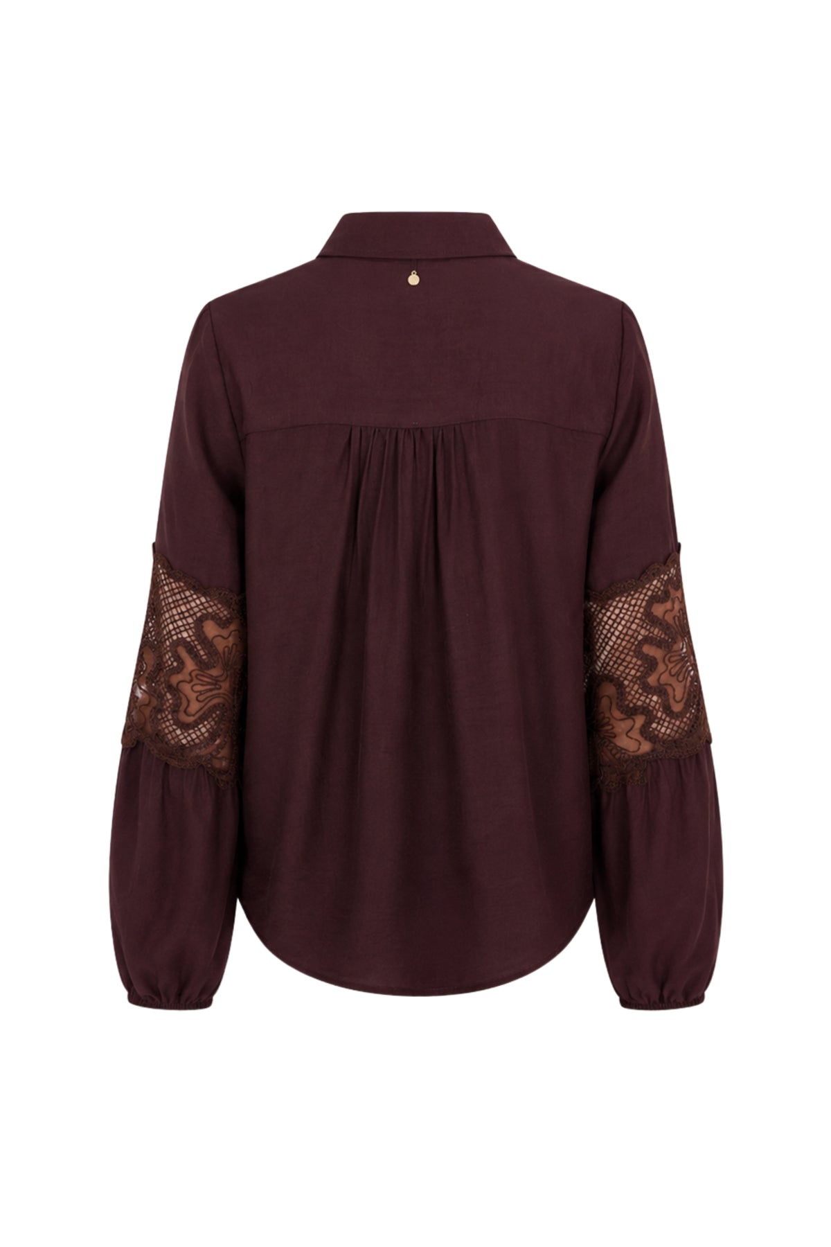 Lichte chocoladeblouse van Tramontana met kanten details en lange mouwen, gedragen door een model op de foto.