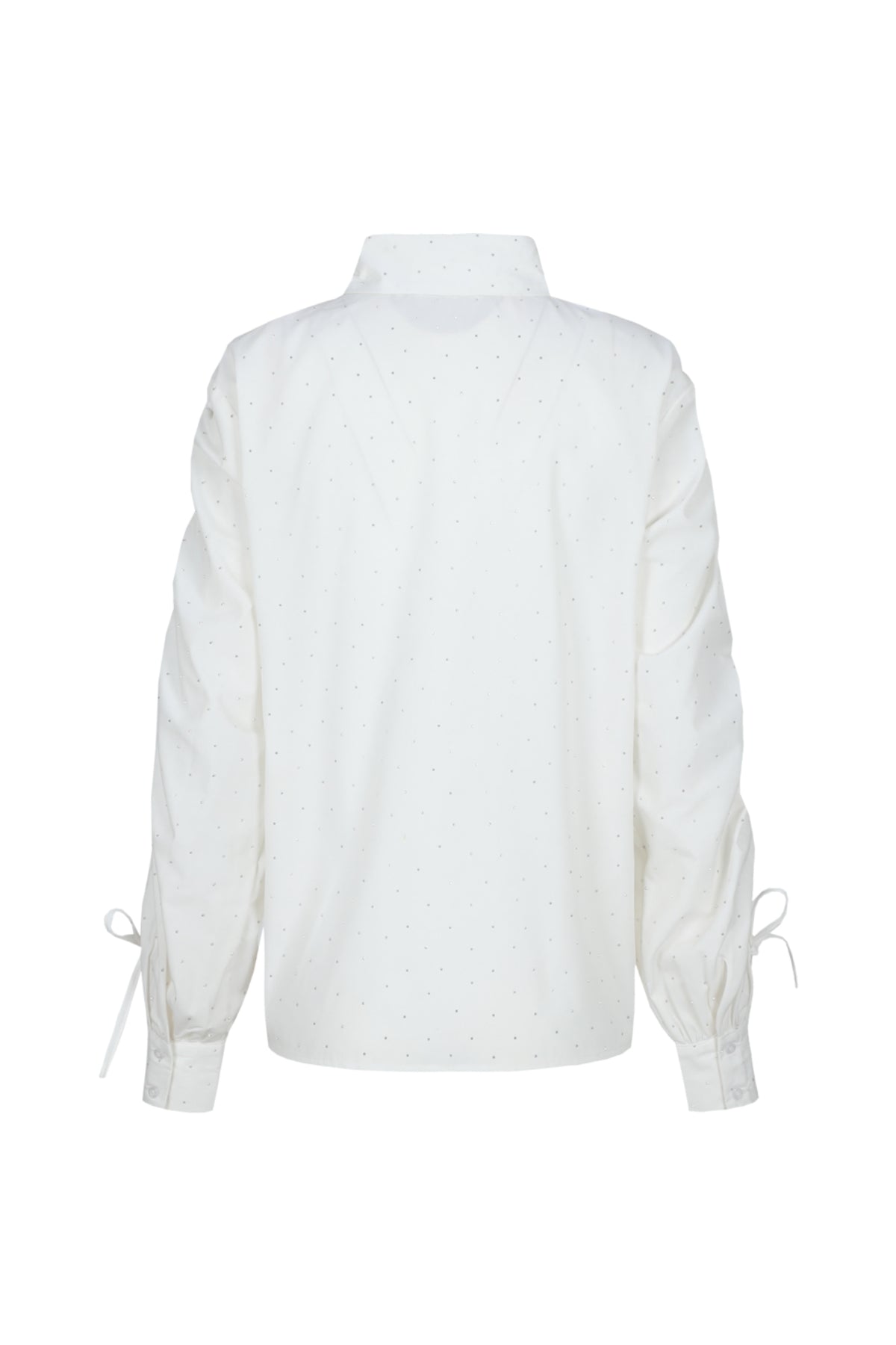 Offwhite G-maxx blouse Maelle met lange mouwen en knoopsluiting, gedragen door een model met een lichte achtergrond.