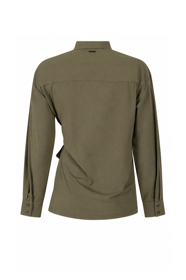 Groene reisblouse Elza van Zoso, stijlvolle en comfortabele top voor reizen en dagelijks gebruik, met frisse uitstraling.