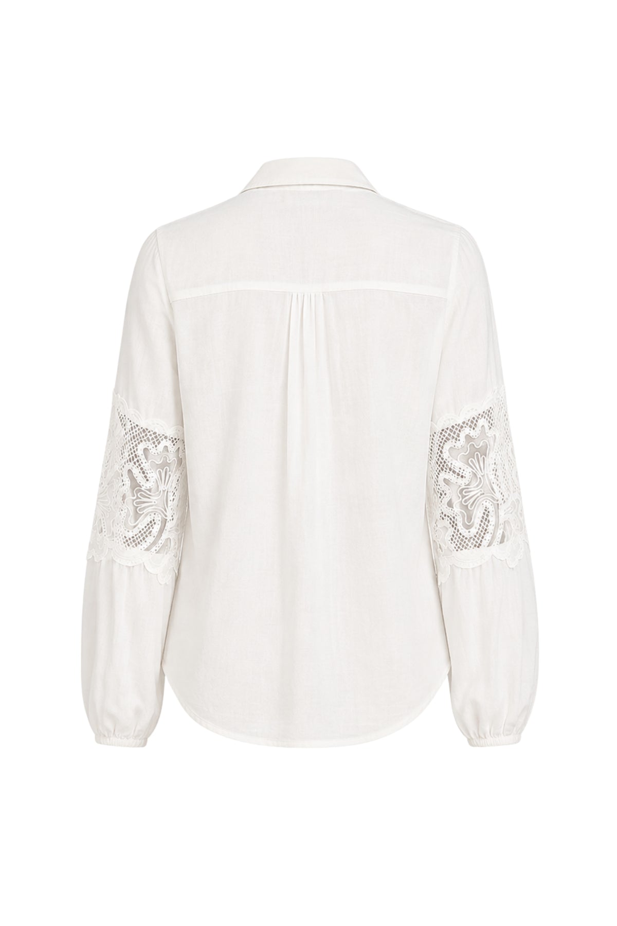 Lichte blouse van Tramontana met kanten details en lange mouwen, zichtbaar in de afbeelding.
