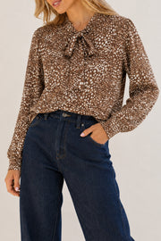Elvira Casuals Bambi blouse in lichtblauw met lange mouwen en ronde hals, gedragen door een model.