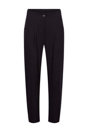 Dames travelbroek in diep pruimkleur van &Co woman, comfortabele pasvorm en stevige stof voor reizen en dagelijks gebruik.