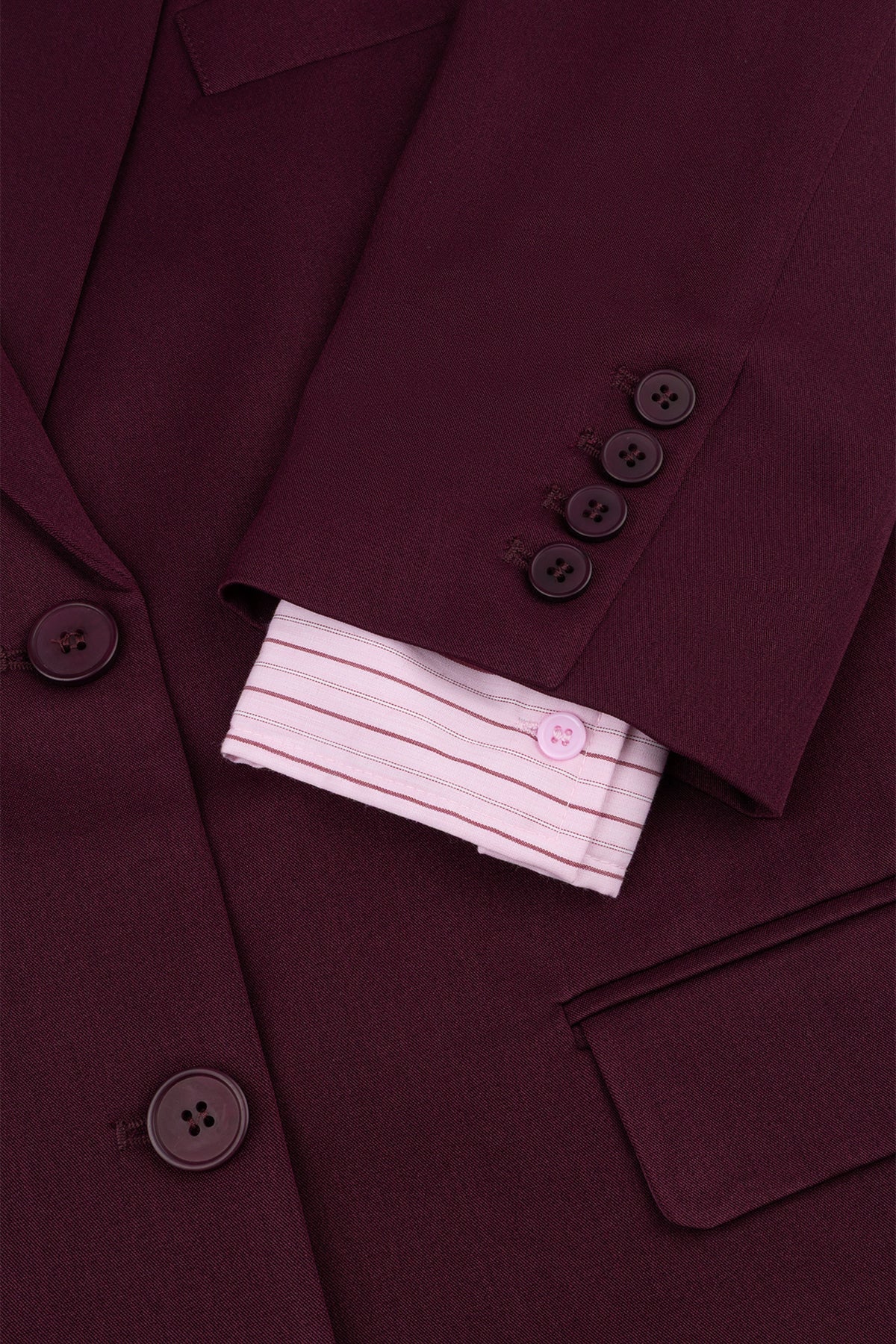 Blazer Haven Bordeaux van Studio Amaya, stijlvolle damesblazer in diepe wijnrode kleur, close-up van de stof en pasvorm.