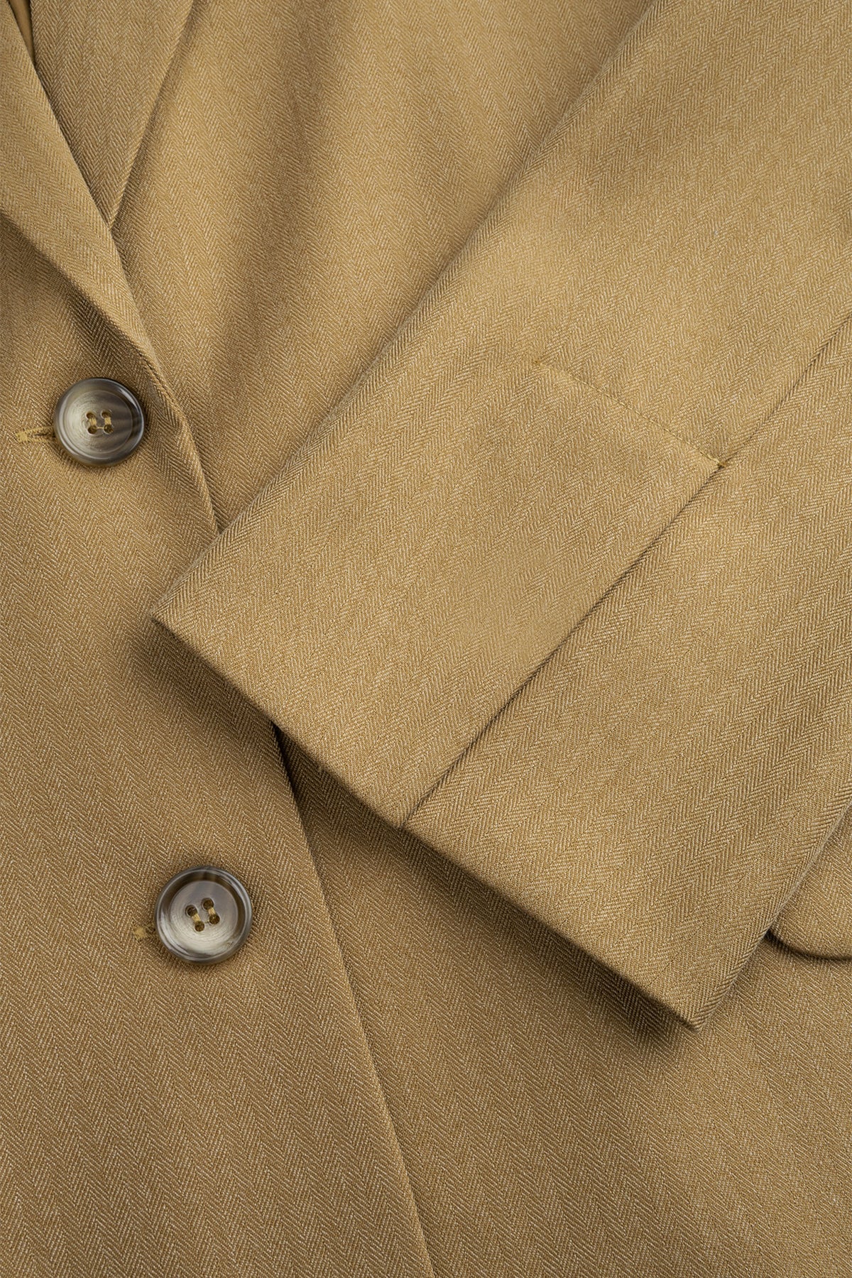 Groene blazer van Studio Amaya, model Campello, met stijlvolle pasvorm en knopen, gedragen door een persoon.