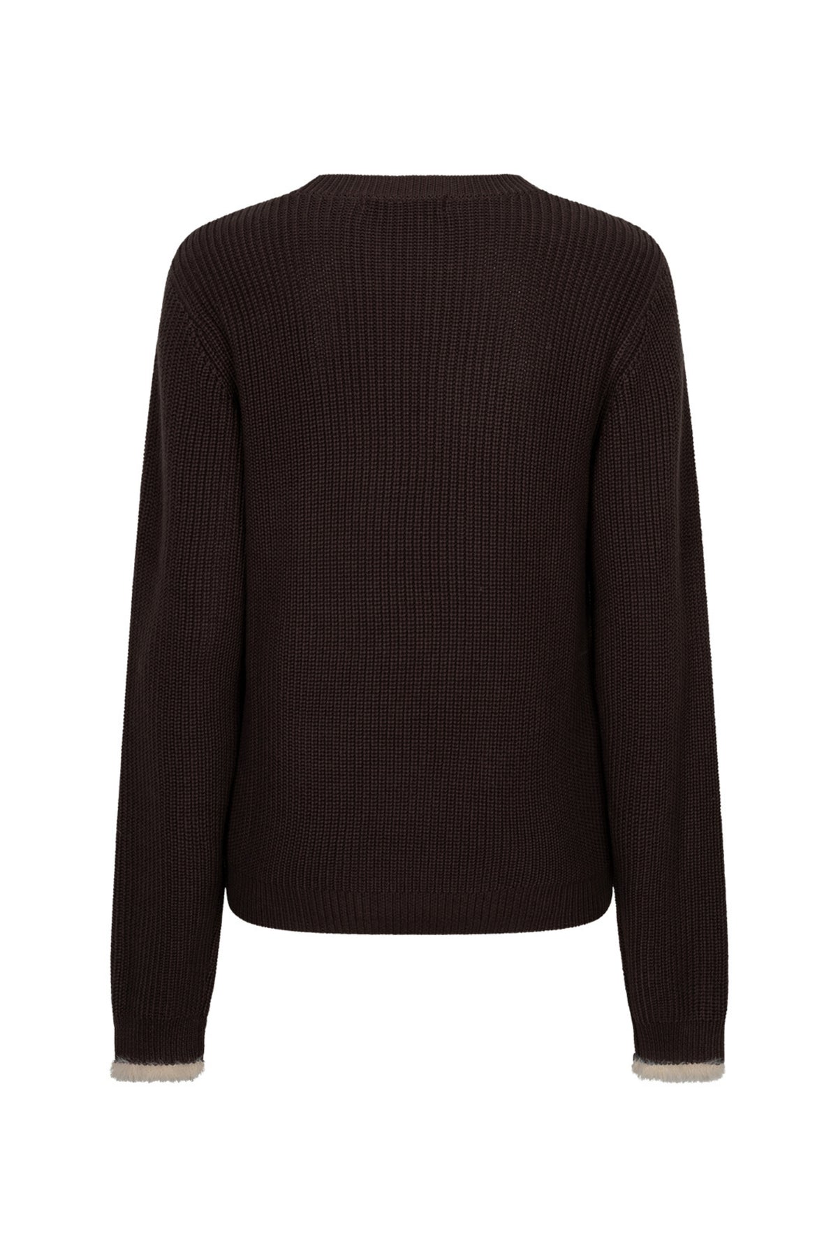 Red Button Sweater Ribbon Logo Espresso SRB5139, close-up van de gebreide trui met logo in bruin en beige tinten