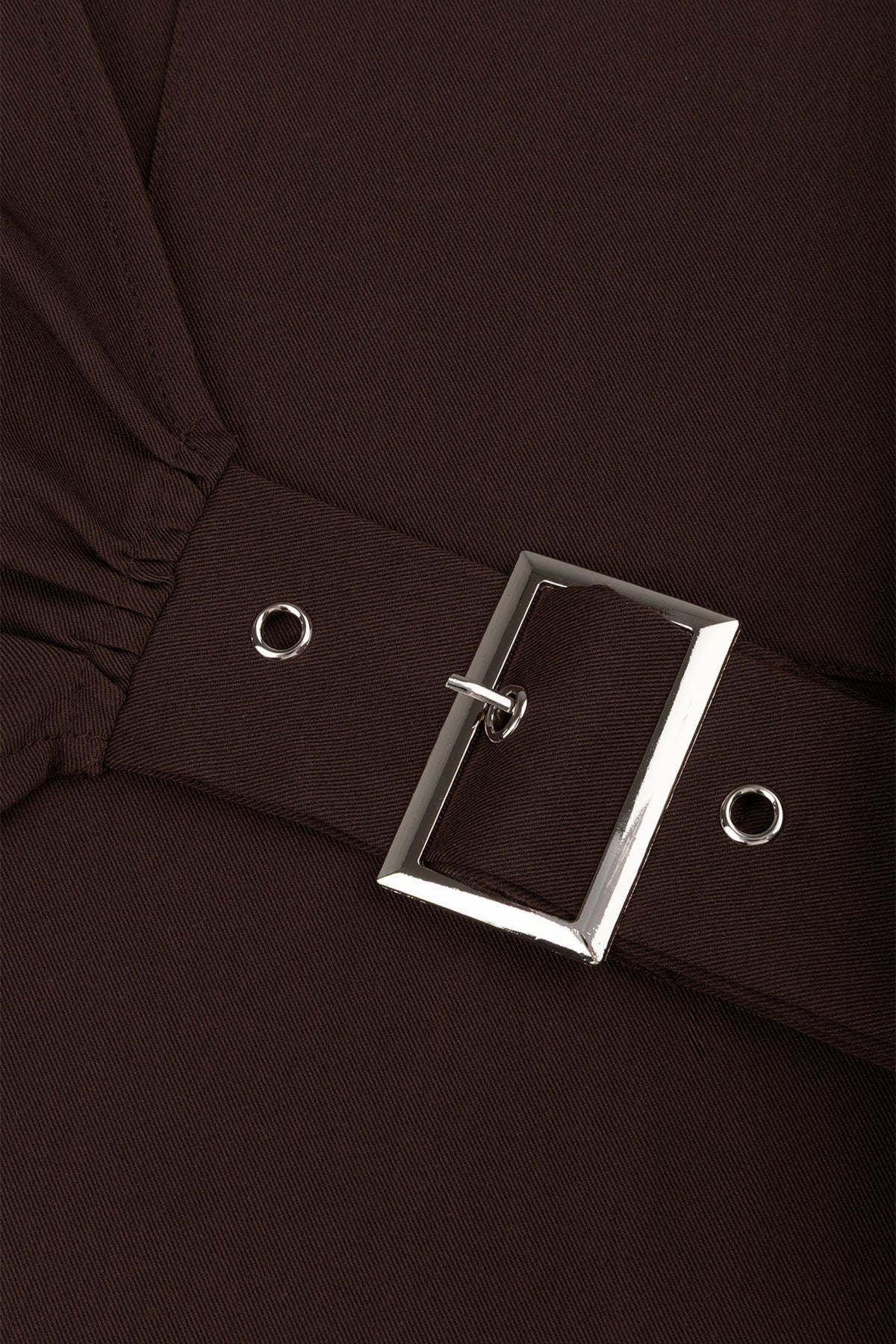 Bruine blouse met roospatroon van Studio Amaya, close-up van de zachte stof en stijlvolle details.