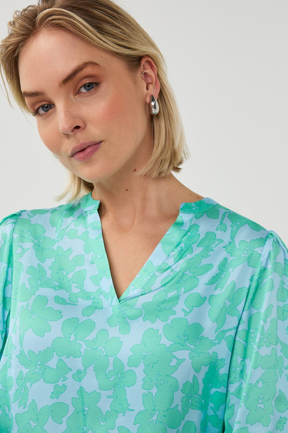 EsQualo V-hals blouse met daglicht print, stijlvolle damesblouse met bloemenpatroon en lichte stof.