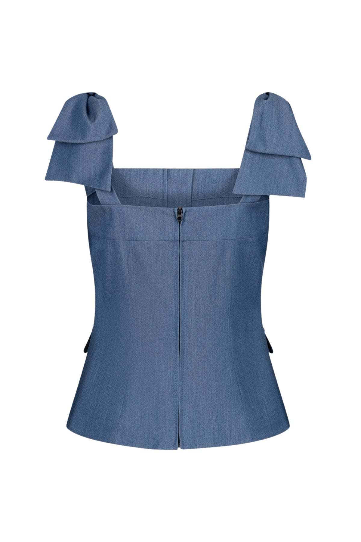 Blauwe denim top van Ibana, Tami collectie, gedragen door een model, close-up van de stof en pasvorm.