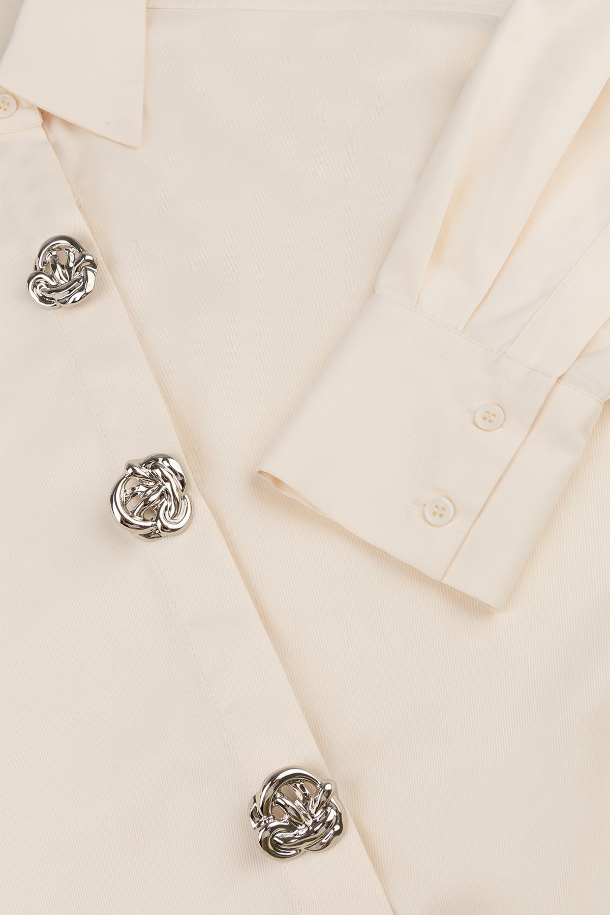 Witte blouse van Studio Amaya met zachte stof, lange mouwen en elegante snit, gedragen door een model.
