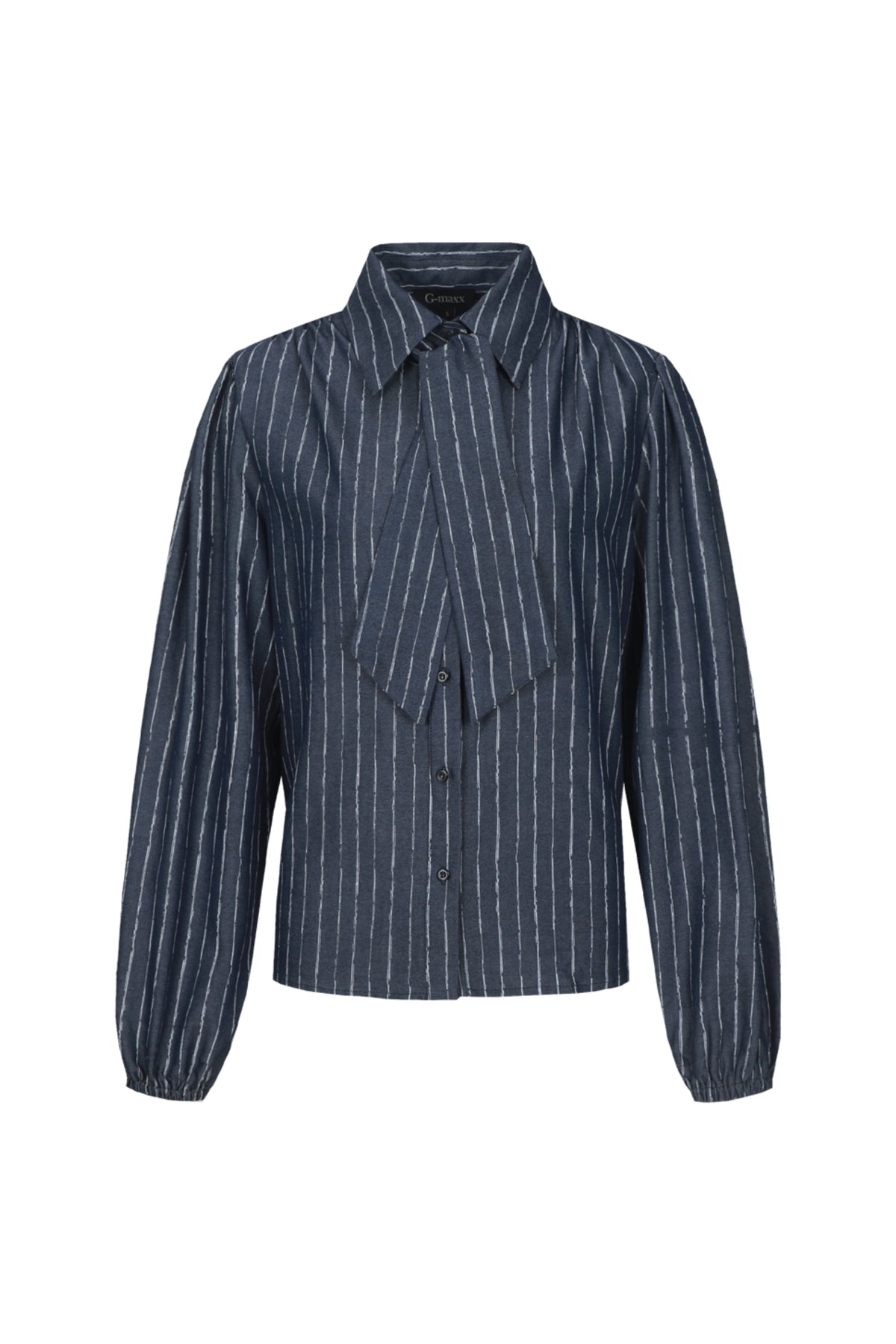 Lichtgrijze denim blouse Fionn van G-maxx met knopen en lange mouwen, gedragen door een model.