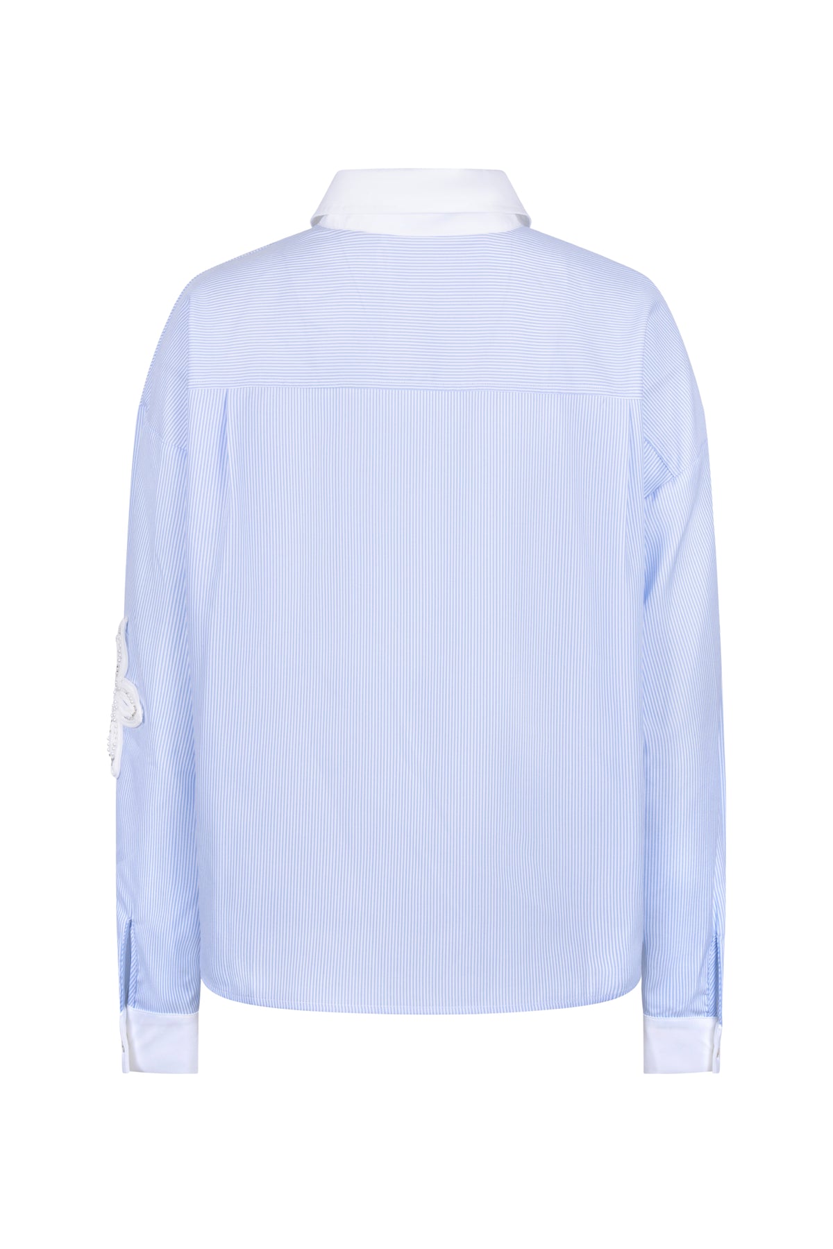 Nukus blouse Tessa Stripe Offwhite Cloudy met lange mouwen en strepen, sierlijke pasvorm, gedragen door een model.