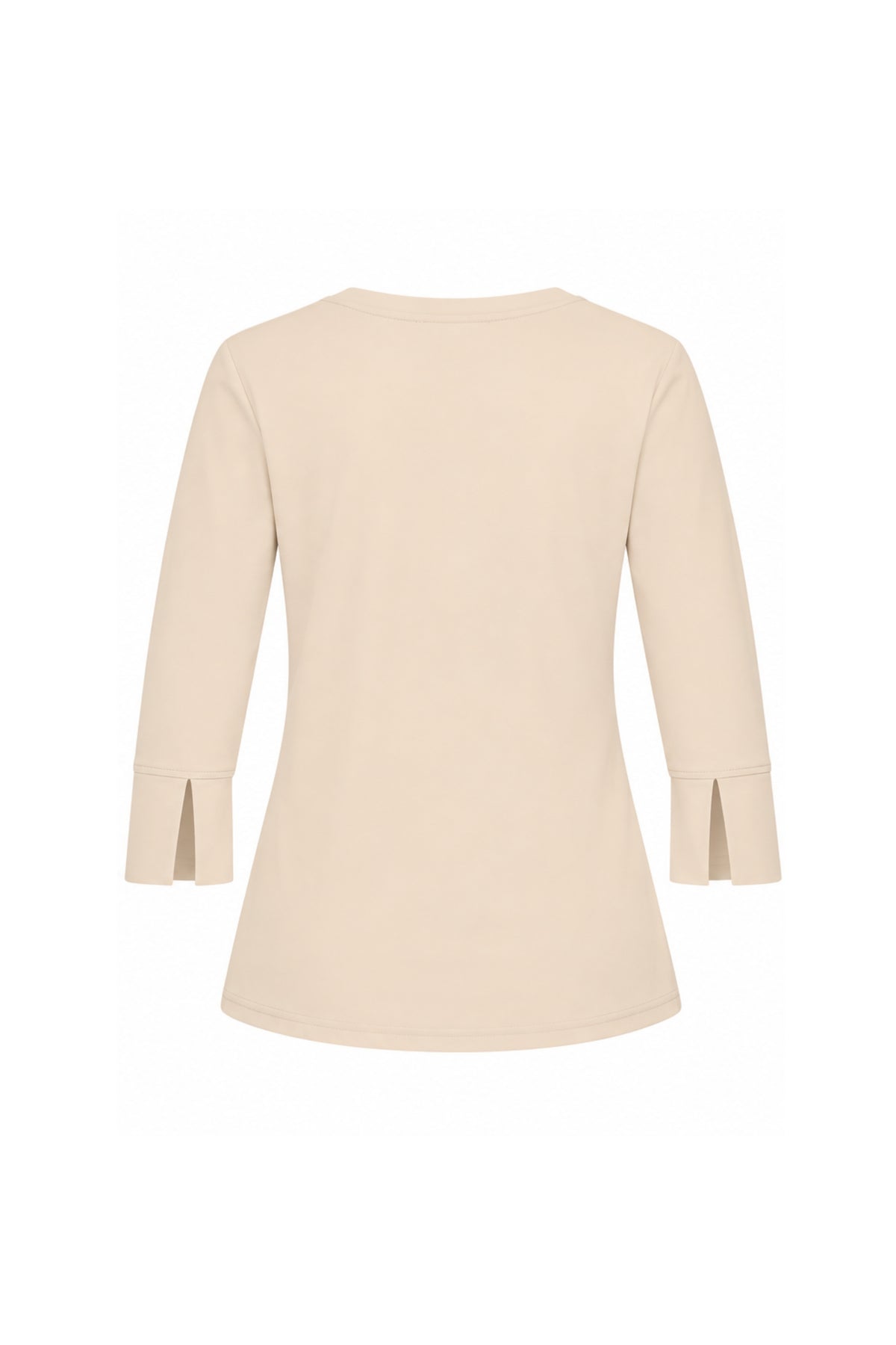 Mi Piace Travel Top Sand 202095, lichtroze top met korte mouwen en ronde hals, gedragen door een vrouw in een zomerse setting.