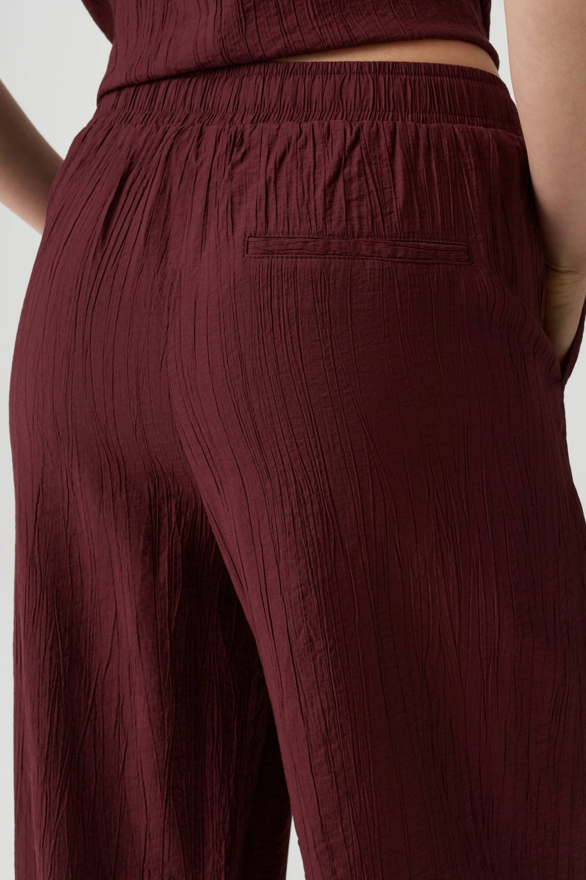 Opus Marou crinkle broek in kersenjamkleur, comfortabele pasvorm en elastische taille, geschikt voor casual en everyday outfits
