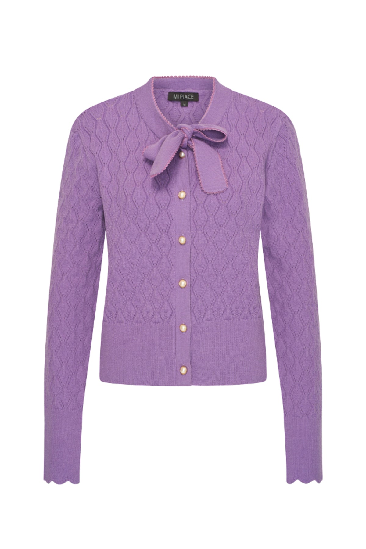 Mi Piace Ajour Bow Hyacinth vest met gebreide details en strikdetail, gedragen door een model, close-up van de textuur en kleur.