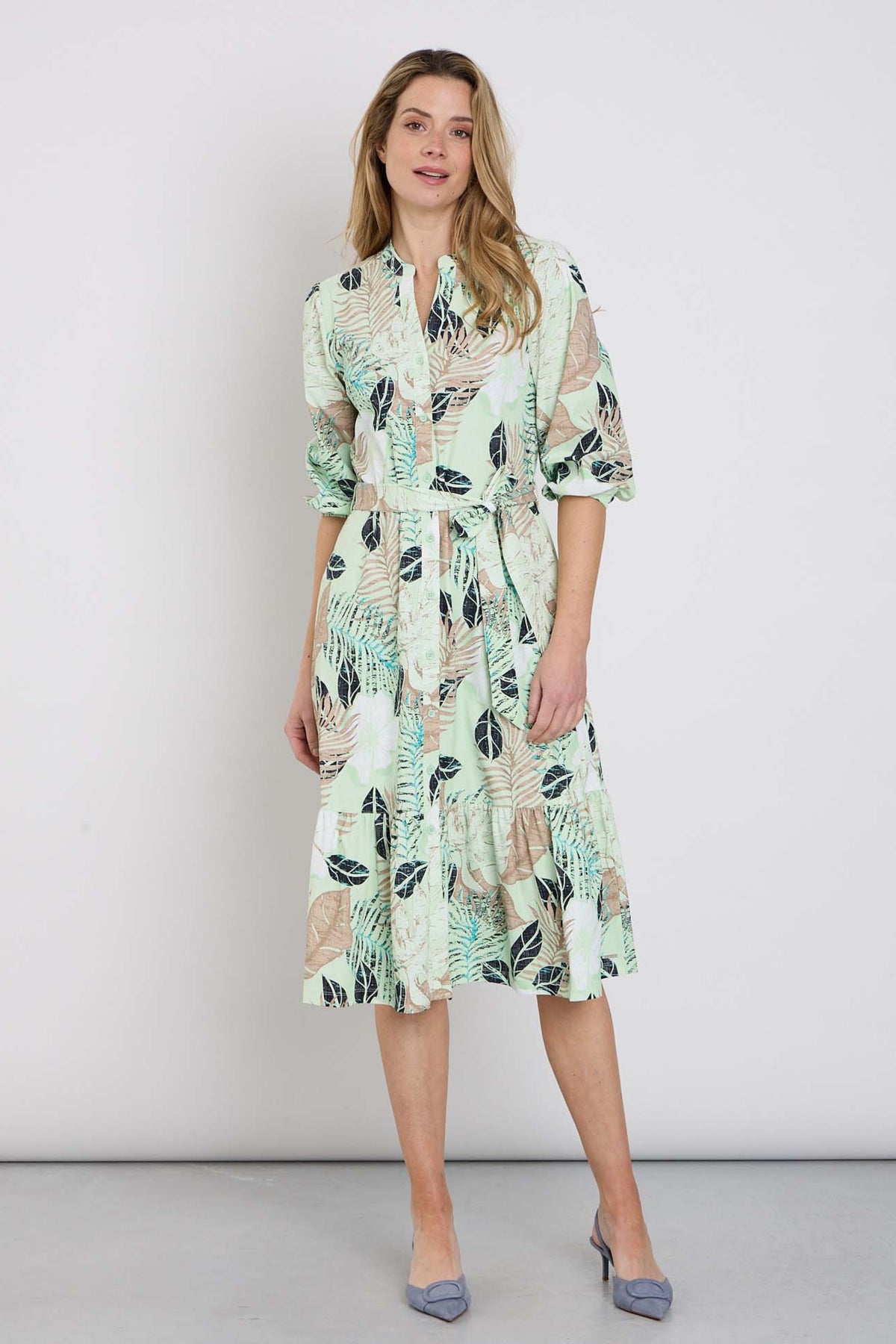 Mi Piace reisjurk met botanisch print in pistachekleur, elegante vakantiekleding voor dames.