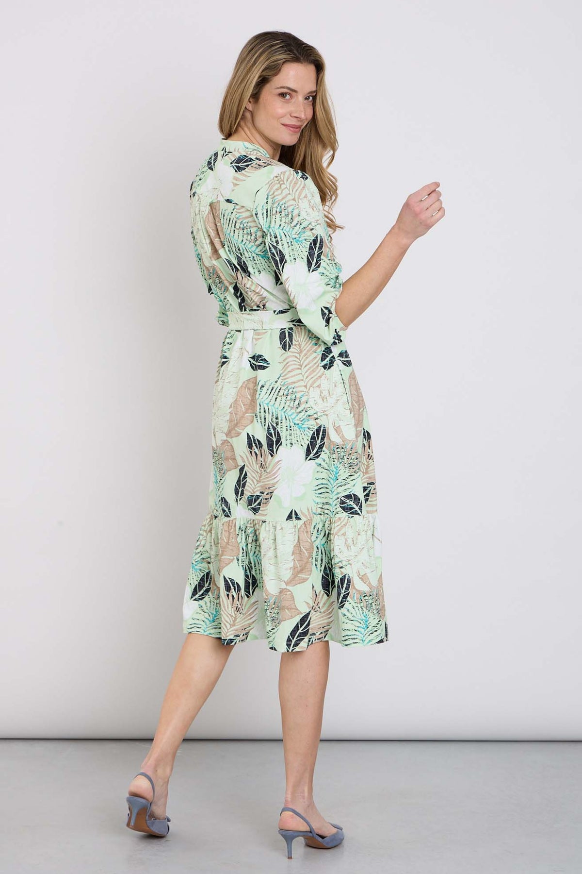 Lichte reisjurk met botanische print in pistachekleur van Mi Piace, casual en comfortabel voor zomeruitjes.