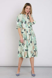 Mi Piace reisjurk met botanisch print in pistachekleur, lichte en ademende stof, perfect voor zomerse dagen en reizen.