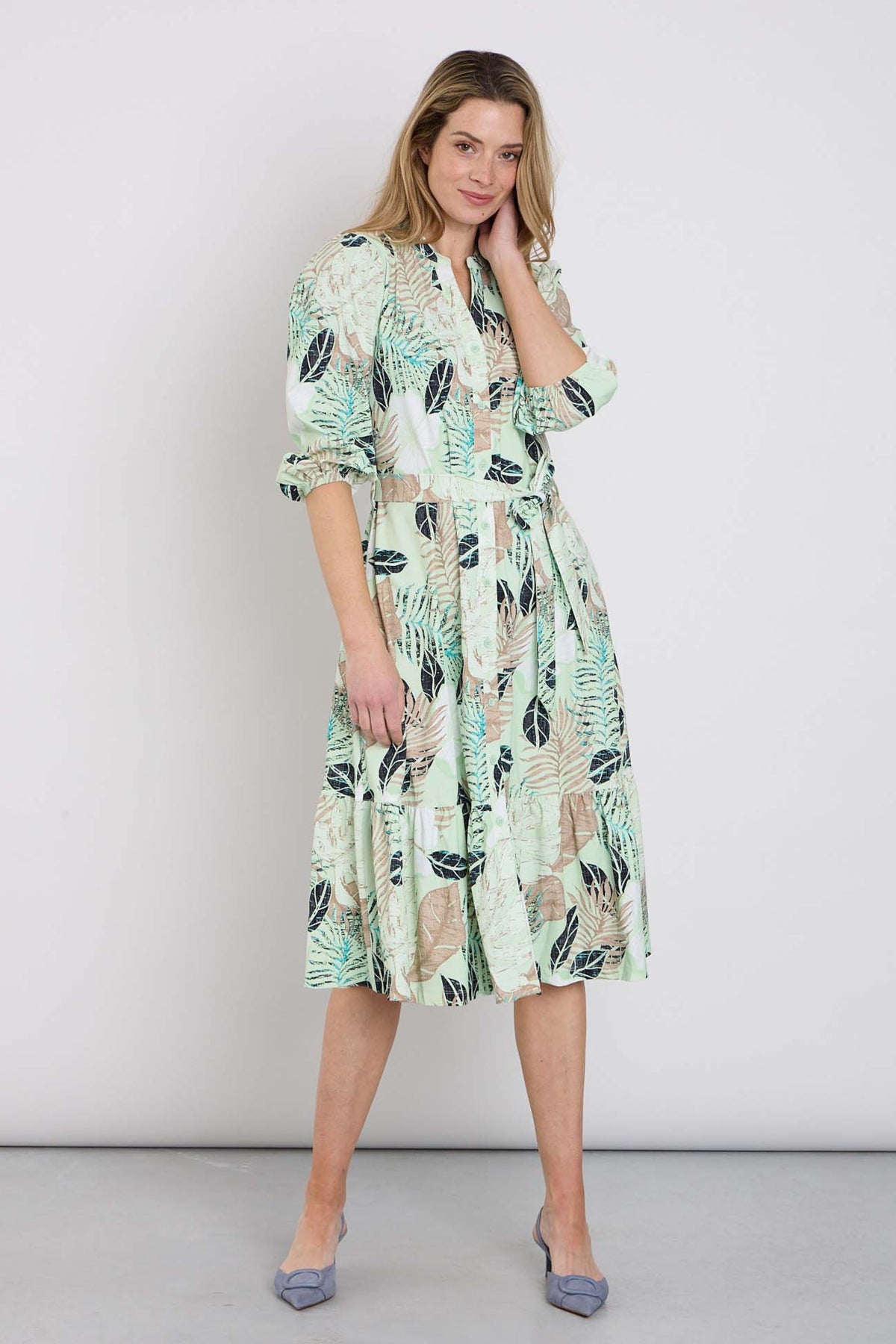 Mi Piace reisjurk met botanisch print in pistachekleur, lichte en ademende stof, perfect voor zomerse dagen en reizen.