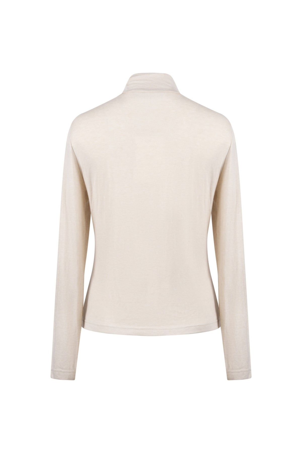 Nukus Trui Ginny Sand NKF03061, zachte beige gebreide trui met ronde hals en lange mouwen, gedragen door model.