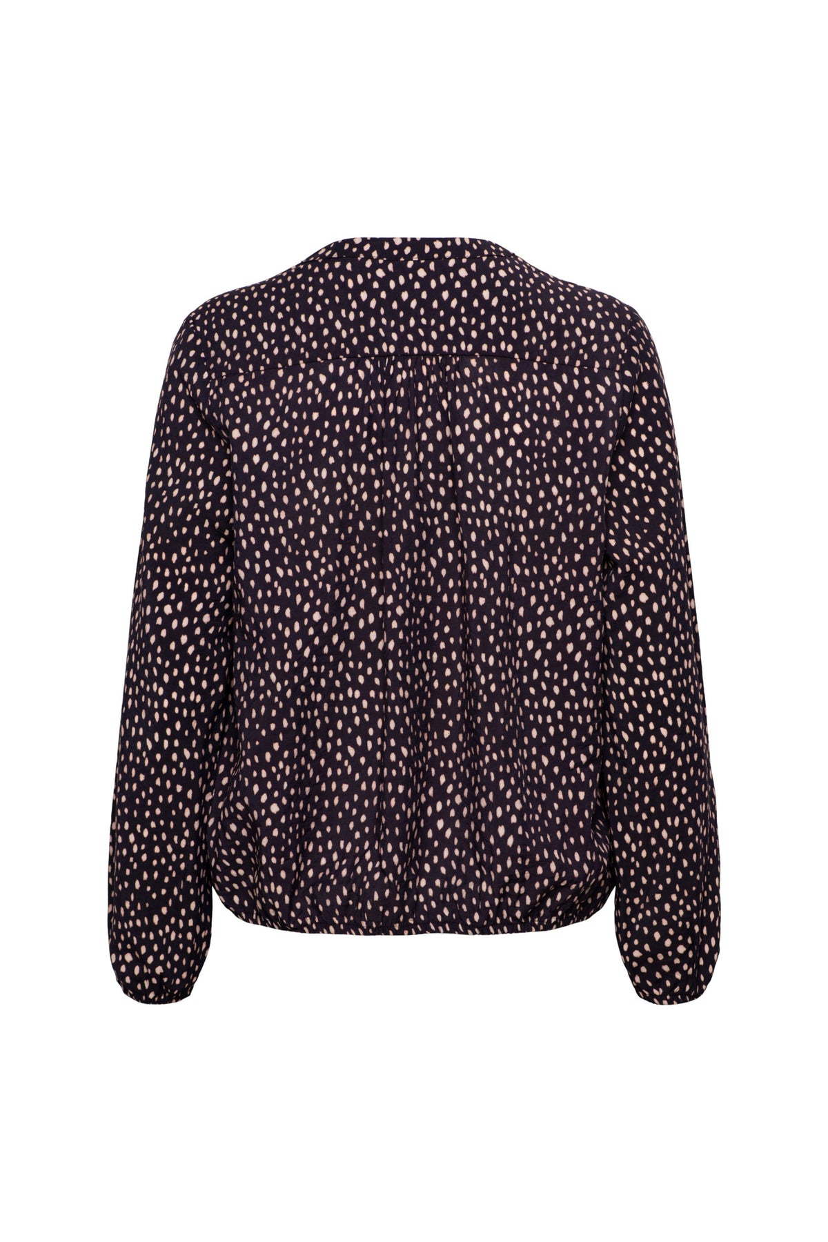 Zwarte blouse Adelle Bambi diep paars van &Co woman, met losse pasvorm en zachte stof, gedragen door een model.