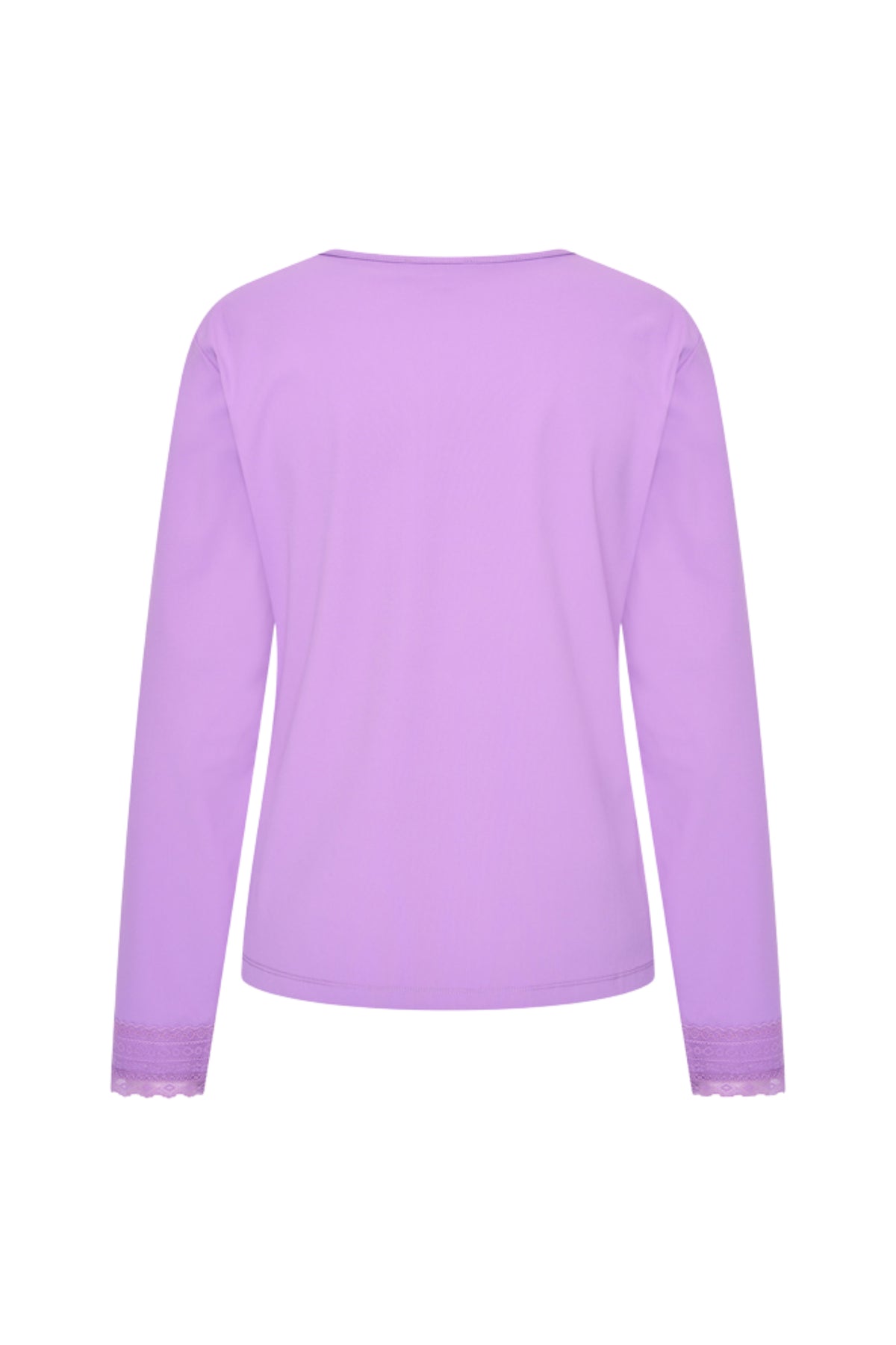 Luxe Travel Top Lace Hyacinth van Mi Piace, met kanten details en comfortabele pasvorm, geschikt voor reizen en casual draagstijl