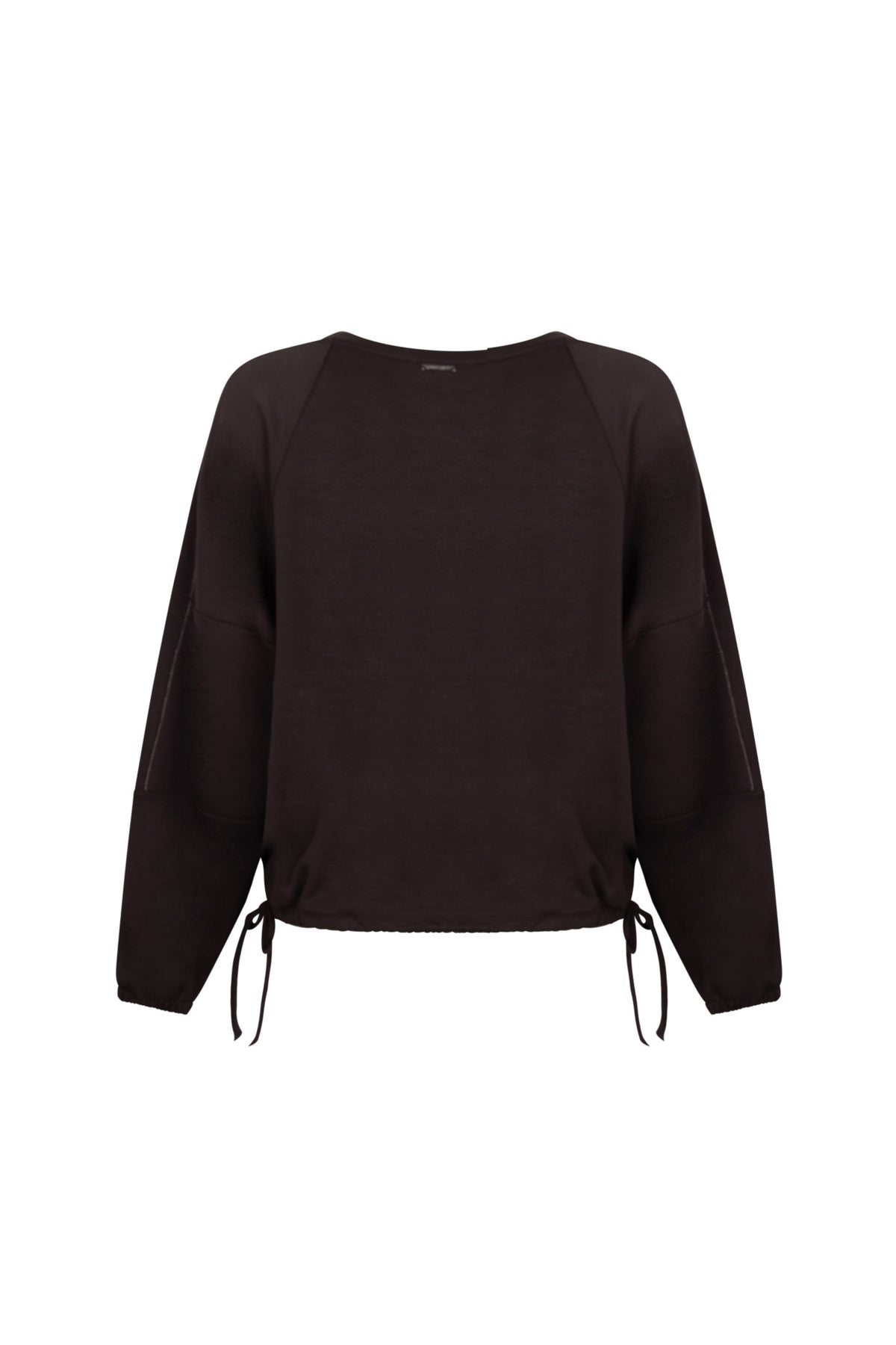 Zoso Jasmine Espresso sweater, lichtbruine katoenen trui met ronde hals en lange mouwen, gedragen door een model.