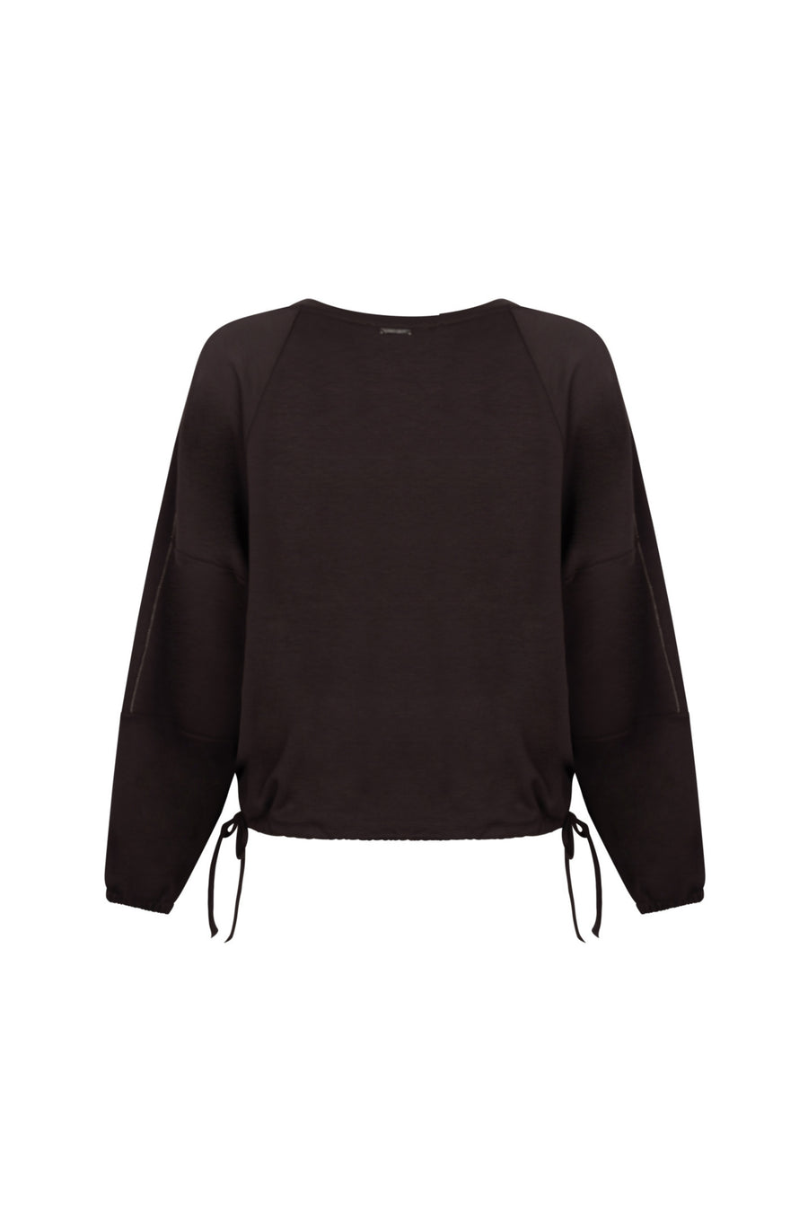 Zoso Jasmine Espresso sweater, lichtbruine katoenen trui met ronde hals en lange mouwen, gedragen door een model.