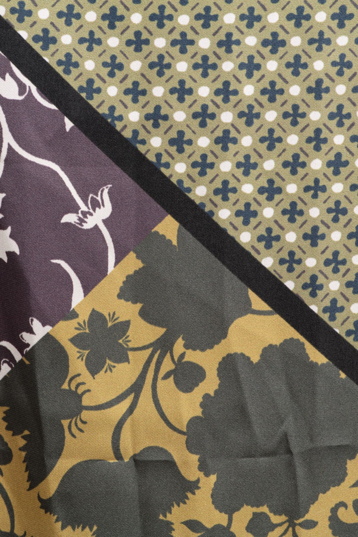Grote, kleurrijke patchwork sjaal van &Co woman in olijfgroen en multi-kleuren, met gedetailleerd ontwerp