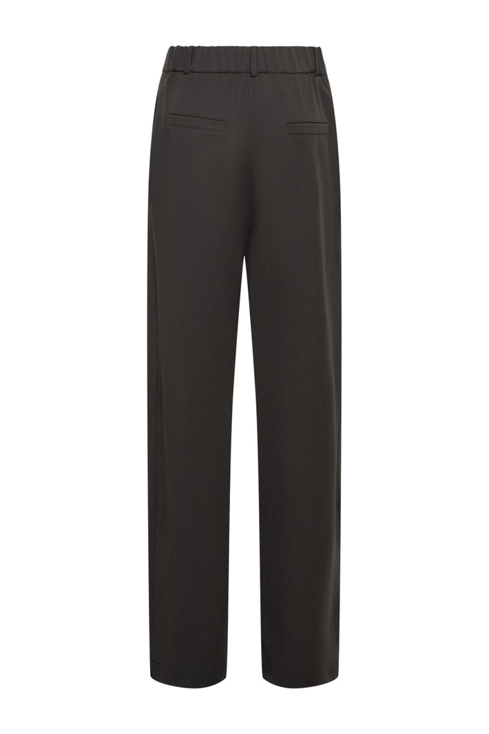 Donkere kaki broek Gabriella van &Co woman, getailleerd model met riem en rechte pijpen, gedragen door een model.