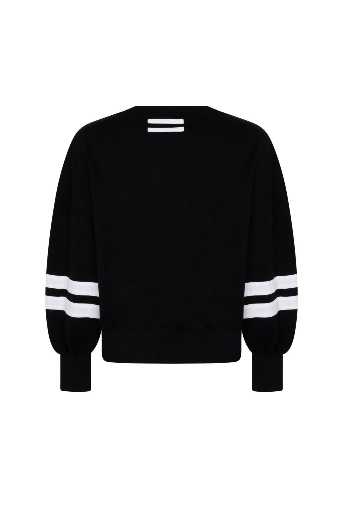 Zwarte en offwhite trui Anneloe van Ann & You met ronde hals en zachte stof, gedragen door een model.