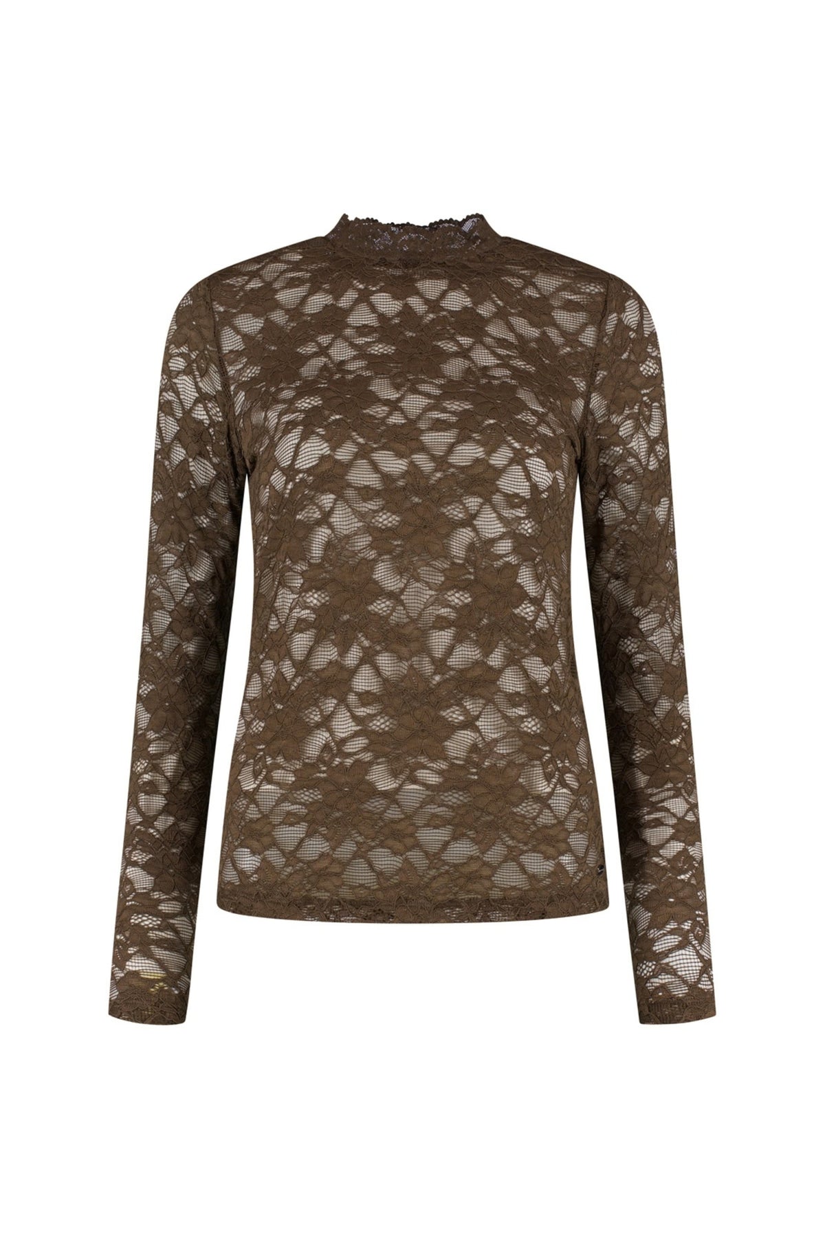 Lady Day Travel Top Joshua Truffle L21.201.3653, lichtgewicht en comfortabel top met stijlvolle details, gedragen door een model.