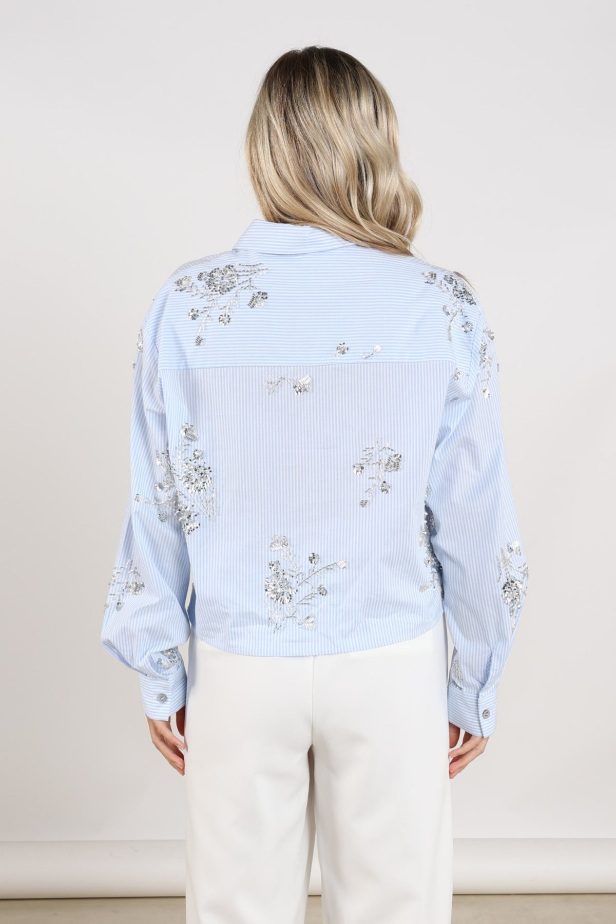 Nukus blouse Adora Stripe Cloudy Offwhite, elegante offwhite blouse met strepen, korte mouwen en losse pasvorm.