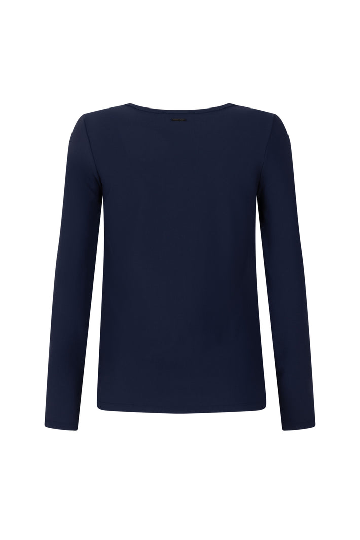 Zoso Travel Top June Navy, comfortabel en stijlvol, te zien in een close-up afbeelding van de navy blauwe top.