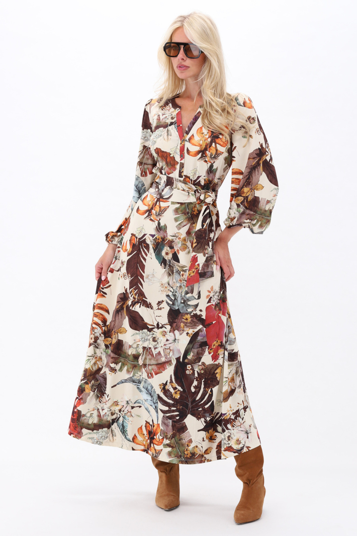 Lange maxi jurk van K-design met botanische print, vloeiende stof en elegante snit, geschikt voor zomerse gelegenheden.