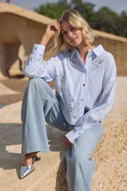 Nukus blouse Adora Stripe Cloudy offwhite met gekleurde streepjes en losse pasvorm, getoond in close-up op de afbeelding.