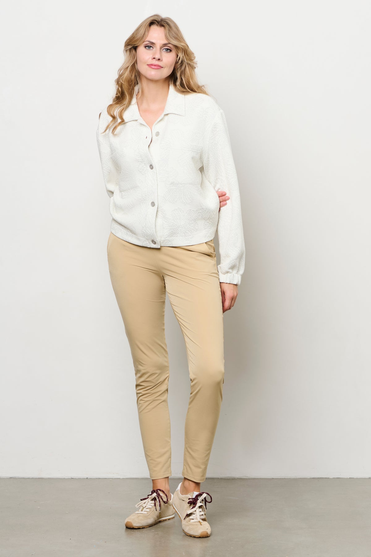Lichte reisbroek Penny Sunset van &Co woman, met comfortabele pasvorm en modieuze stijl, zichtbaar in de afbeelding.