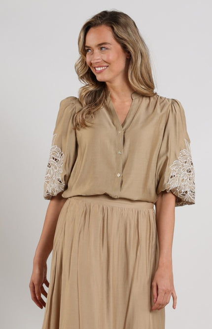 Nukus Blouse Rosie Camel Embroidery NKS02157 Stretchshop.nl